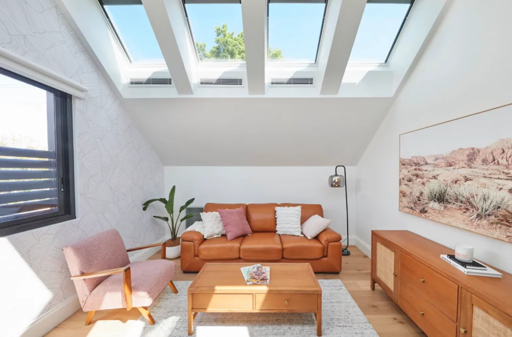 renovasi rumah minimalis dengan membuat skylights untuk pencahayaan