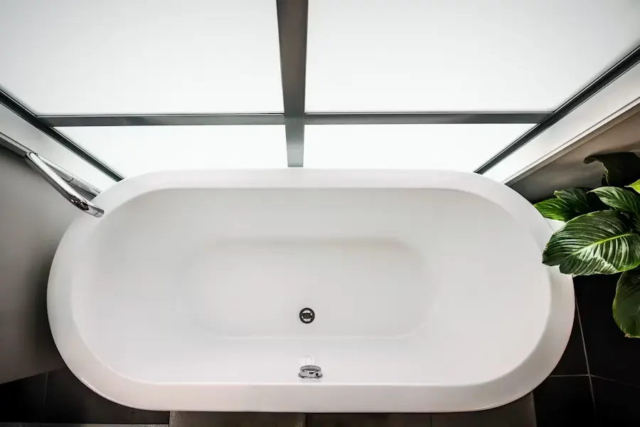 bathtub putih minimalis