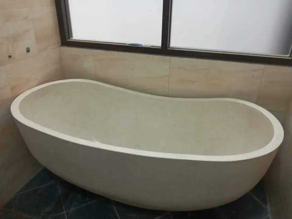 desain bathtub standar dengan bahan keramik