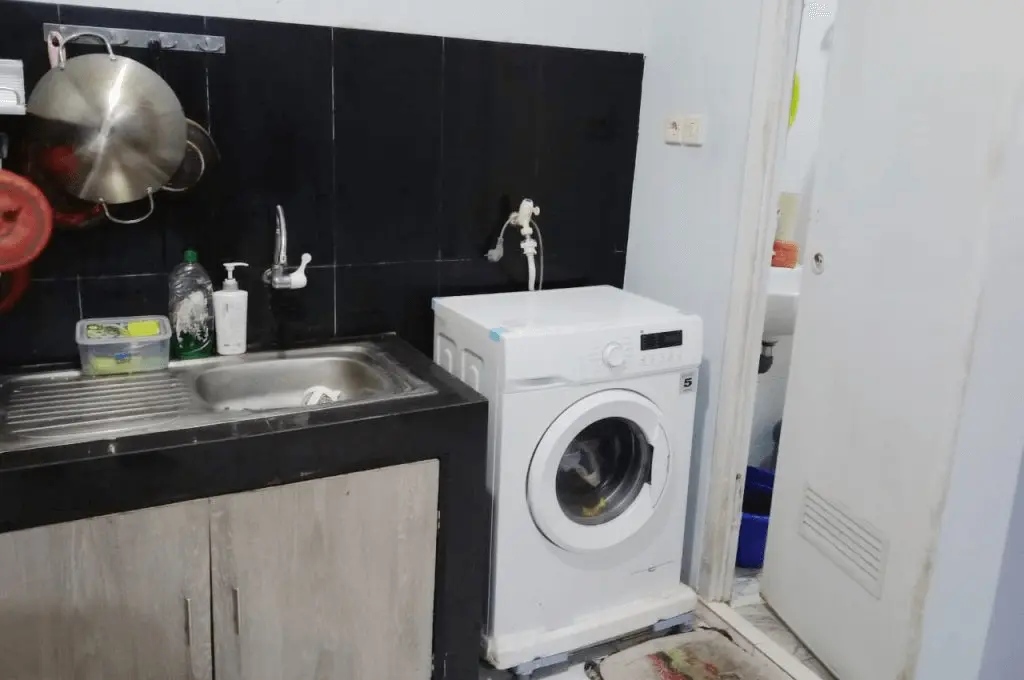 desain dapur dekat kamar mandi dan mesin cuci